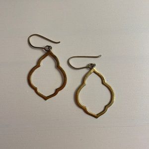 Hold dangling earrings